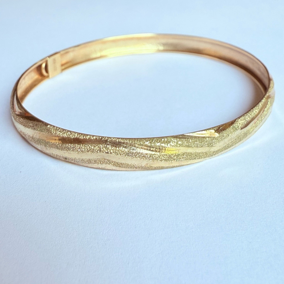 10K Solid Yellow Gold Classic Chevron Wave Diamond Etched Bangle Bracelet JJT - Picture 4 of 9